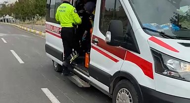 Karayolundaki parke taşına çarpan motosiklet devrildi: 1 yaralı
