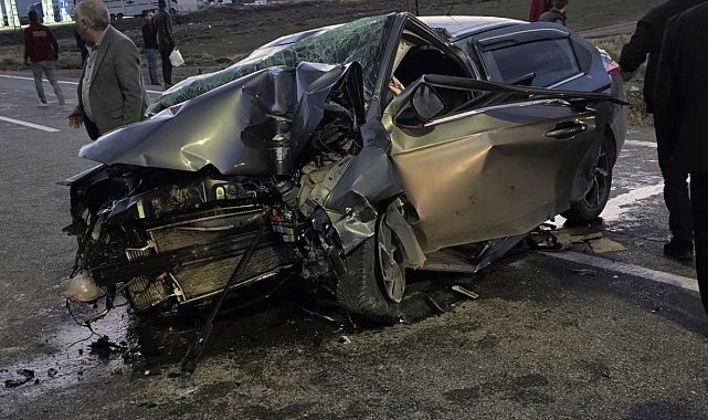 Karlıova'da otomobil direğe çarptı: 3 yaralı