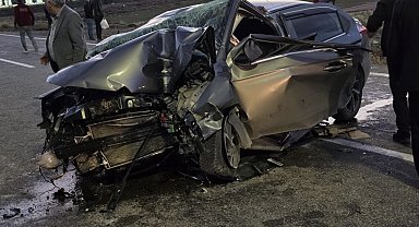 Karlıova'da otomobil direğe çarptı: 3 yaralı