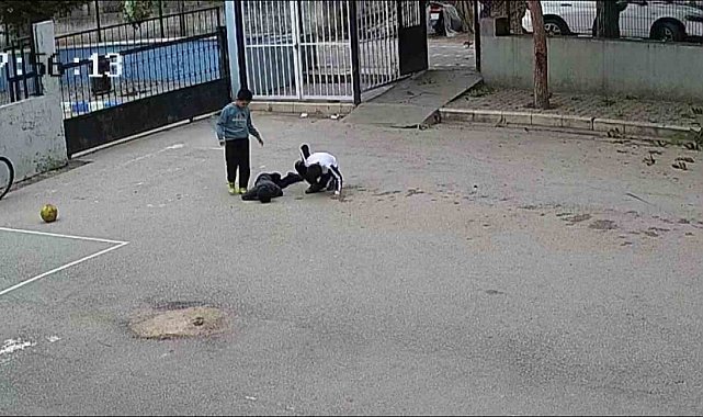 Karnına top çarpan çocuk yere yığıldı, yardımına okul müdürü yetişti