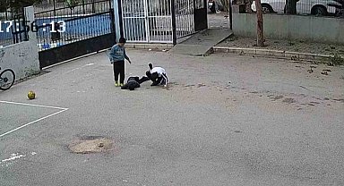 Karnına top çarpan çocuk yere yığıldı, yardımına okul müdürü yetişti