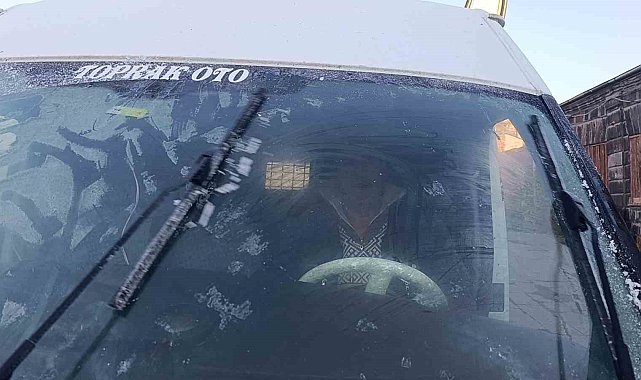 Kars eksi 6'yı gördü, araçların camları buz tuttu