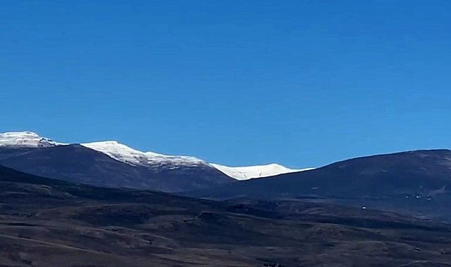 Kars'ın çatısı beyaza büründü: Mevsimin ilk karı dağlara düştü