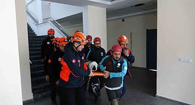 Kars'ta afet tatbikatı gerçeğini aratmadı: Minikler güvenli alanlara koştu