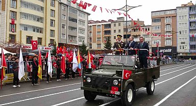 Kars'ta Cumhuriyet'in 103. yılı yağmur altında coşkuyla kutlandı