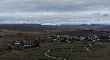 Kars'ta dağların zirvesi beyaza büründü