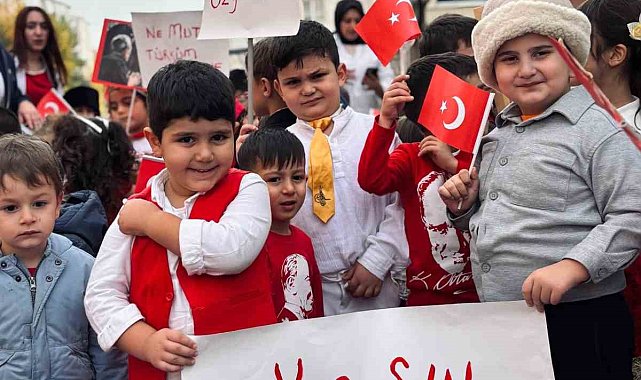 Kars'ta minik yüreklerin Cumhuriyet coşkusu sokaklara taştı