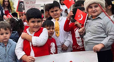 Kars'ta minik yüreklerin Cumhuriyet coşkusu sokaklara taştı