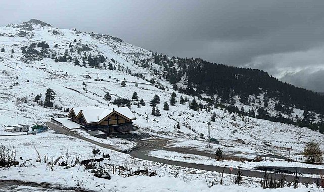 Kartalkaya'da kar yağışı aralıklarla etkisini sürdürüyor