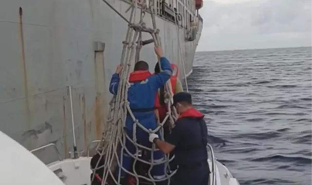 Kaş açıklarında yaralanan gemi mürettebatı Sahil Güvenlik tarafından kurtarıldı