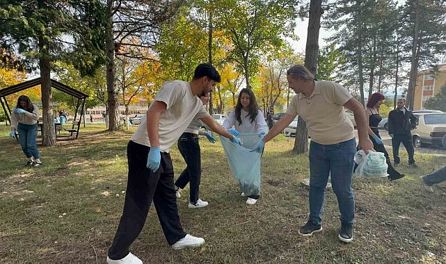 Kastamonu Üniversitesinde öğrenci ve akademisyenler kampüsü temizledi