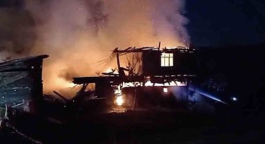 Kastamonu'da alevlere teslim olan iki katlı ev küle döndü