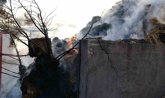 Kastamonu'da çıkan yangında 8 bin balya samanı küle döndü