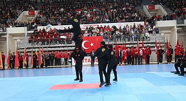 Kastamonu'da Cumhuriyet Bayramı coşkusu: Jandarma komandolar ve sporcuların gösterileri nefesleri kesti
