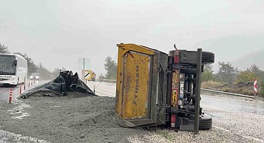 Kastamonu'da devrilen hafriyat kamyonunun sürücüsü yaralandı
