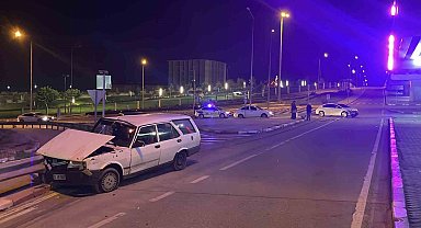 Kavşakta çarpışan otomobillerden biri bariyerlere çarparak durabildi: 2 yaralı