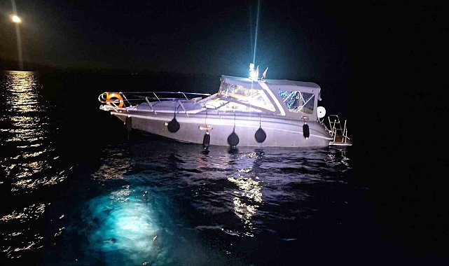 Kayalıklara çarpan teknedeki iki kişiyi Sahil Güvenlik ekipleri kurtardı