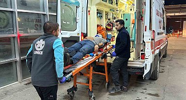 Kayganlaşan yolda devrilen motosikletin sürücüsü yaralandı