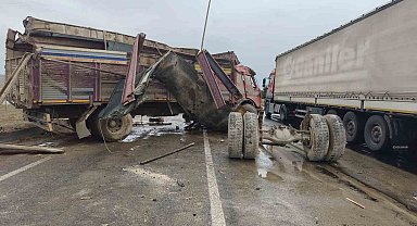 Kayganlaşan yolda kamyon karşı şeride geçti, sürücü yaralandı