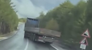 Kayganlaşan yolda kontrolden çıkan tırı devrilmekten sürücüsü kurtardı