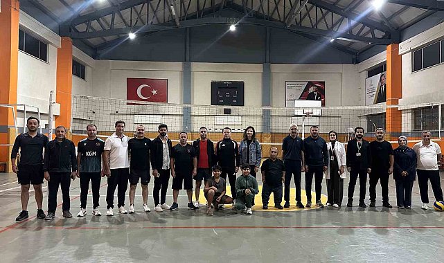 Kaymakam Hülür ve kurum müdürleri voleybol maçında buluştu