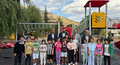 Kaymakam Pelvan deprem konutları ve çocuk parkları inceledi
