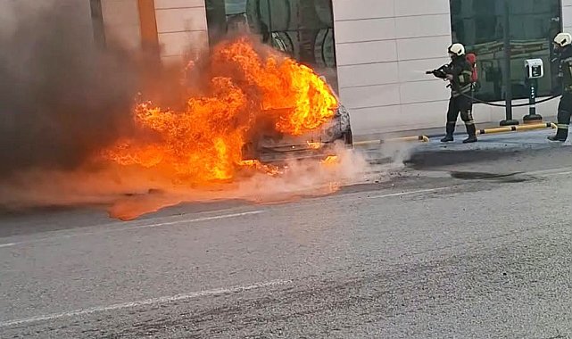 Kayseri'de elektrikli otomobil alev alev yandı