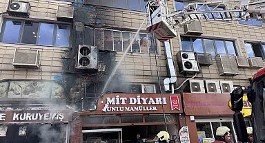 Kayseri'de işyerinde çıkan yangına, itfaiye ekipleri müdahale ediyor
