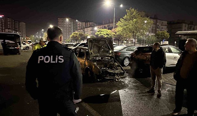 Kayseri'de kaza yapan otomobil alev aldı, park halindeki 3 araç zarar gördü: 1 yaralı