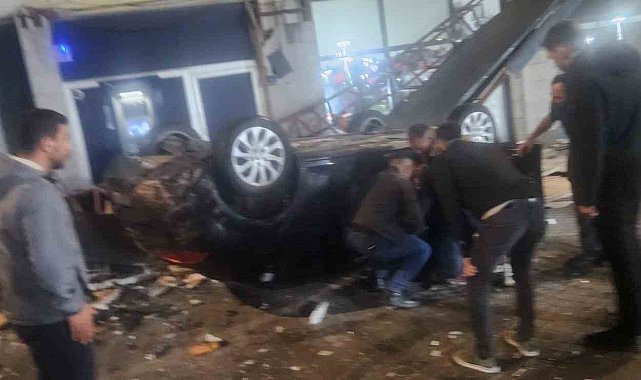 Kayseri'de otomobil 50 metre yükseklikteki kayalıktan dükkanların üzerine uçtu: 1 yaralı
