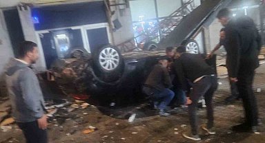 Kayseri'de otomobil 50 metre yükseklikteki kayalıktan dükkanların üzerine uçtu: 1 yaralı