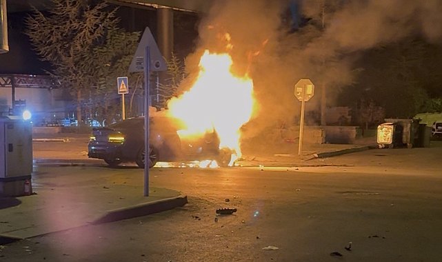 Kayseri'de park halindeki otomobile ve ağaca çarpan otomobil alev aldı: 1'i ağır, 2 yaralı