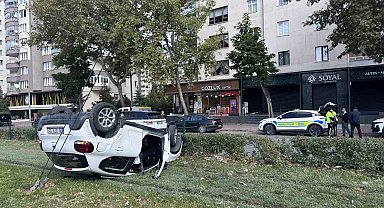 Kaza yapan otomobil takla atıp tramvay yoluna girdi: 1 yaralı