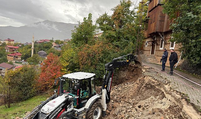 Kemaliye'de istinat duvarı çöken yol trafiğe kapatıldı