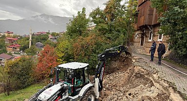 Kemaliye'de istinat duvarı çöken yol trafiğe kapatıldı