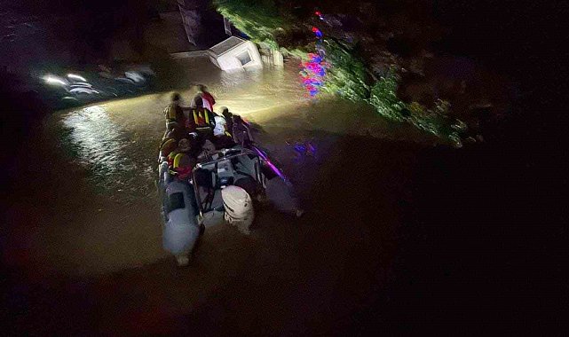 Kemerburgaz'da çatıda can pazarı: Mahsur kalanları jandarma kurtardı