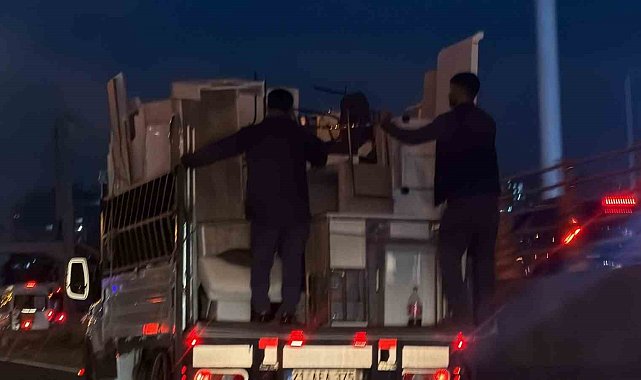 Kendi güvenliklerini değil, eşyaların güvenliğini sağlayarak kamyonetin arkasına tutundular