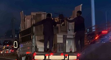 Kendi güvenliklerini değil, eşyaların güvenliğini sağlayarak kamyonetin arkasına tutundular