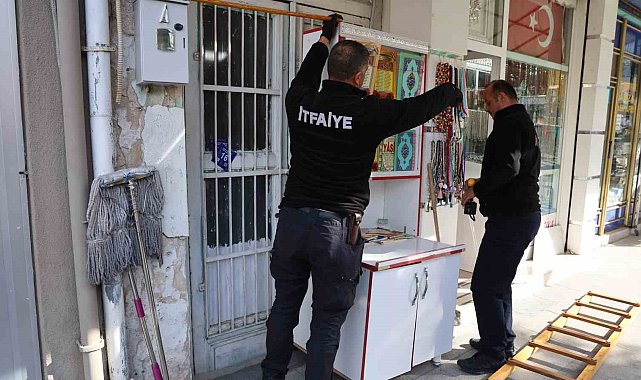 Kepenkte sıkışan kedi kurtarıldı