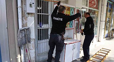 Kepenkte sıkışan kedi kurtarıldı