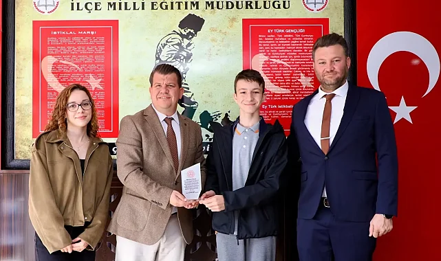 Keşan'da çevre duyarlılığıyla örnek olan liseliye Müdür Kemik'ten plaket