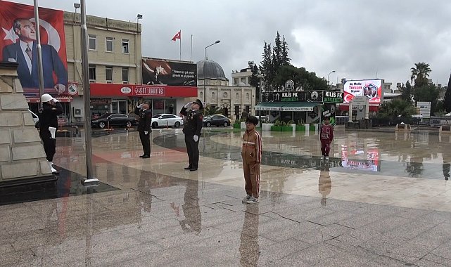 Kilis'te askerleri örnek alan çocuktan yürekleri ısıtan görüntü