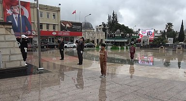 Kilis'te askerleri örnek alan çocuktan yürekleri ısıtan görüntü