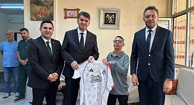 Kilis'te Beşiktaş sevdalısı Metin'e imzalı forma hediye edildi