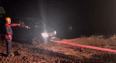 Kilis'te çamura saplanan araçlar kurtarıldı