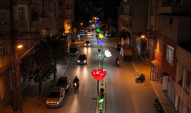 Kilis'te Dereboyu Caddesi yeni aydınlatmalarıyla ışıl ışıl oldu