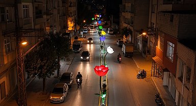 Kilis'te Dereboyu Caddesi yeni aydınlatmalarıyla ışıl ışıl oldu