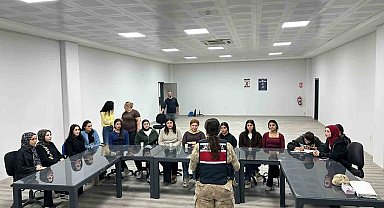 Kilis'te jandarmadan kadına yönelik şiddetle mücadele bilgilendirmesi