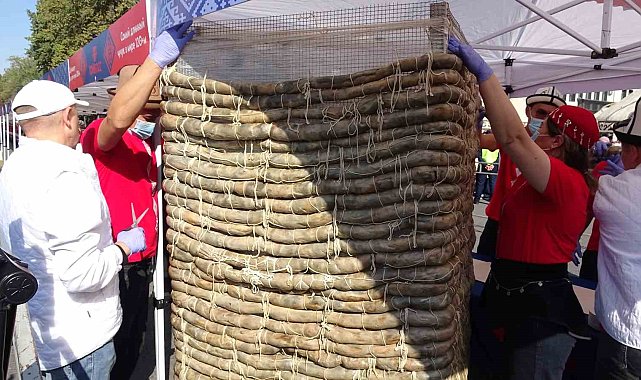 Kırgızistan'da 120 metrelik sucuk hazırlandı