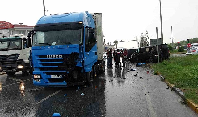 Kırmızı ışık ihlali yapan tır VİP tur araçlarına çarptı: 2'si turist 3 yaralı